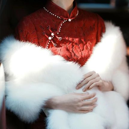 婚纱披肩冬季2024新款白色新娘结婚礼伴娘M敬酒服旗袍外搭皮草斗