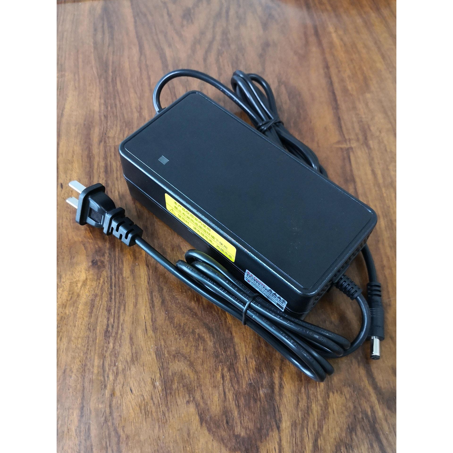 中顺芯电动自行车滑板助力扭扭车锂电池三段式充电器24V36V48V51V