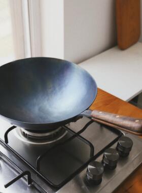 触造 圆底炒锅手工锻打胡桃木柄熟铁无涂层不粘中式瓦斯炉
