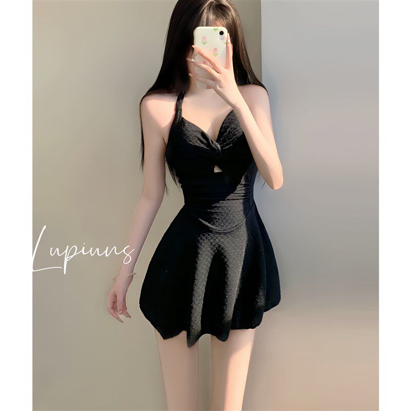 温泉游泳衣女2024新款连体绝美挂脖女孩K显瘦遮肉度假黑色高级小