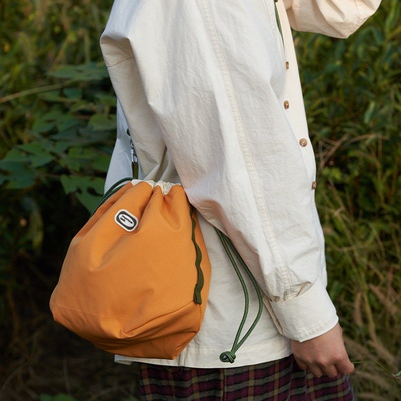 莫语 AB面防撞收纳包多功能单肩背包相机包束口收纳袋手拎化妆包