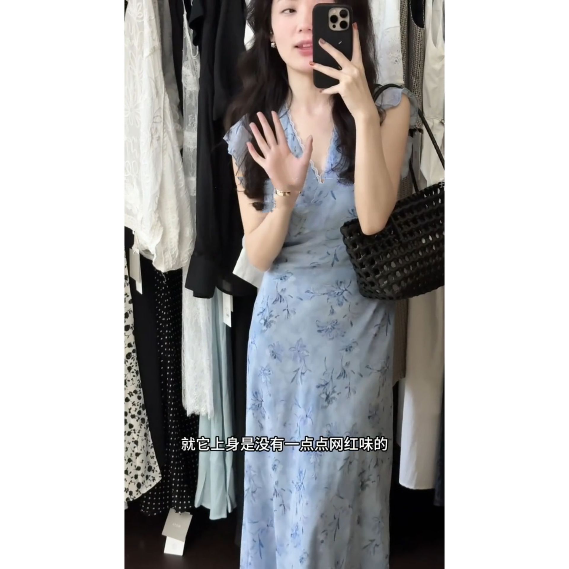 茶歇温柔欧若风V领蕾丝浅蓝色连衣裙女夏季小飞袖收腰碎花长裙子