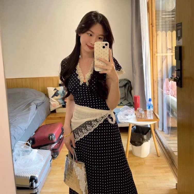 法式复古蕾丝边波点v领连衣裙女夏季短袖小众设计感收腰a字长裙子
