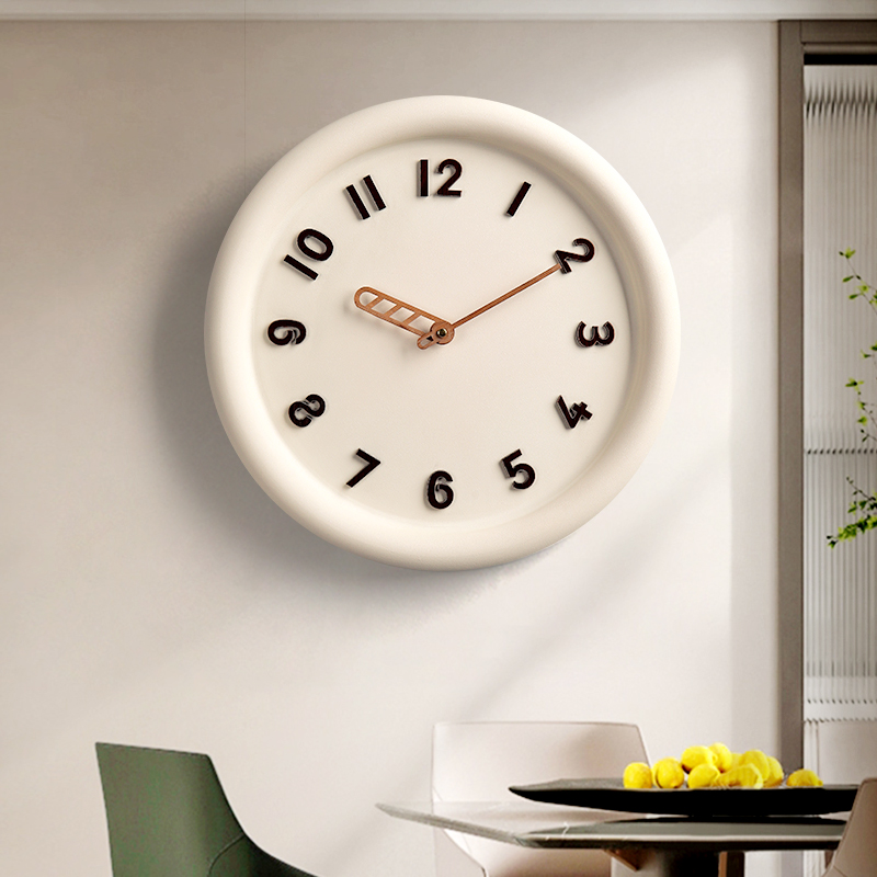 奶油风挂钟现代简约l客厅家用挂墙钟表饭厅免打孔新款2023创意时
