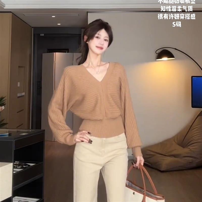 卡其色复古V领蝙蝠袖毛衣女秋冬收腰短款套头针织衫独特气质上衣
