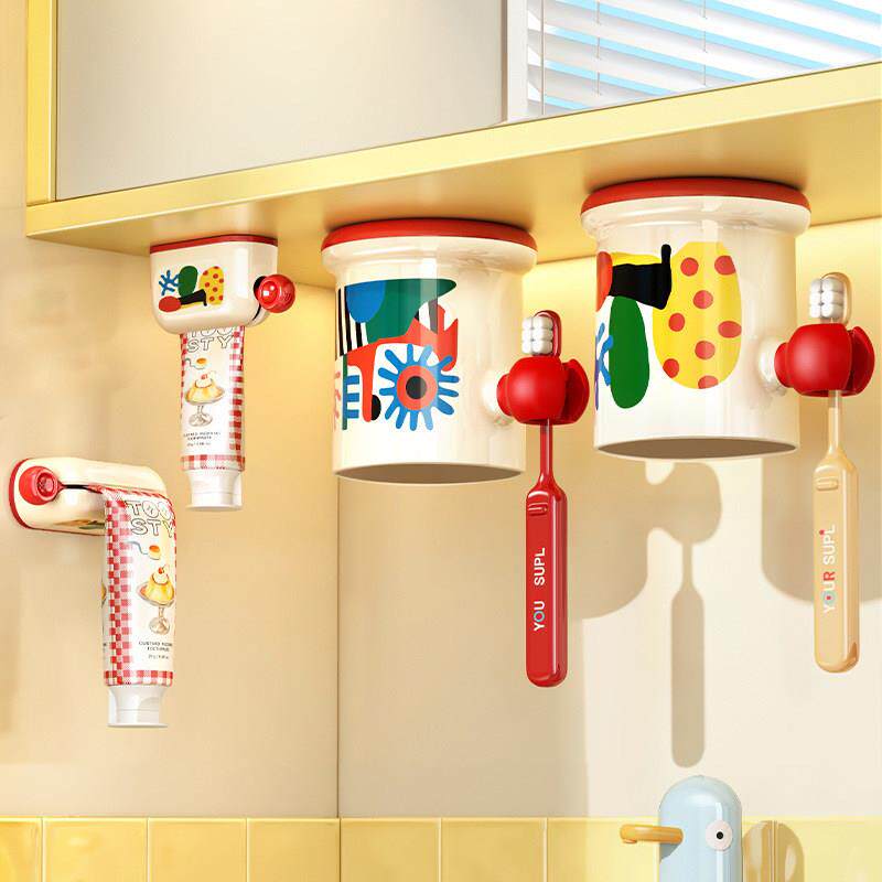 日本进口镜柜磁吸牙刷置物架免打孔沥水刷牙杯漱口杯收纳架壁挂