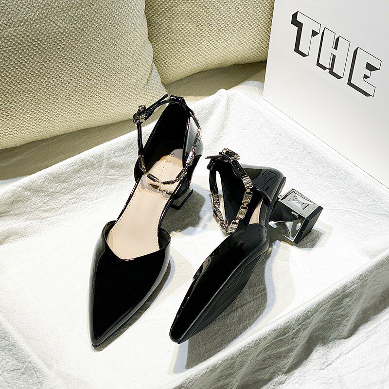 法式低跟中空凉鞋女2o025春夏季新款水钻一字带中跟尖头漆皮高跟