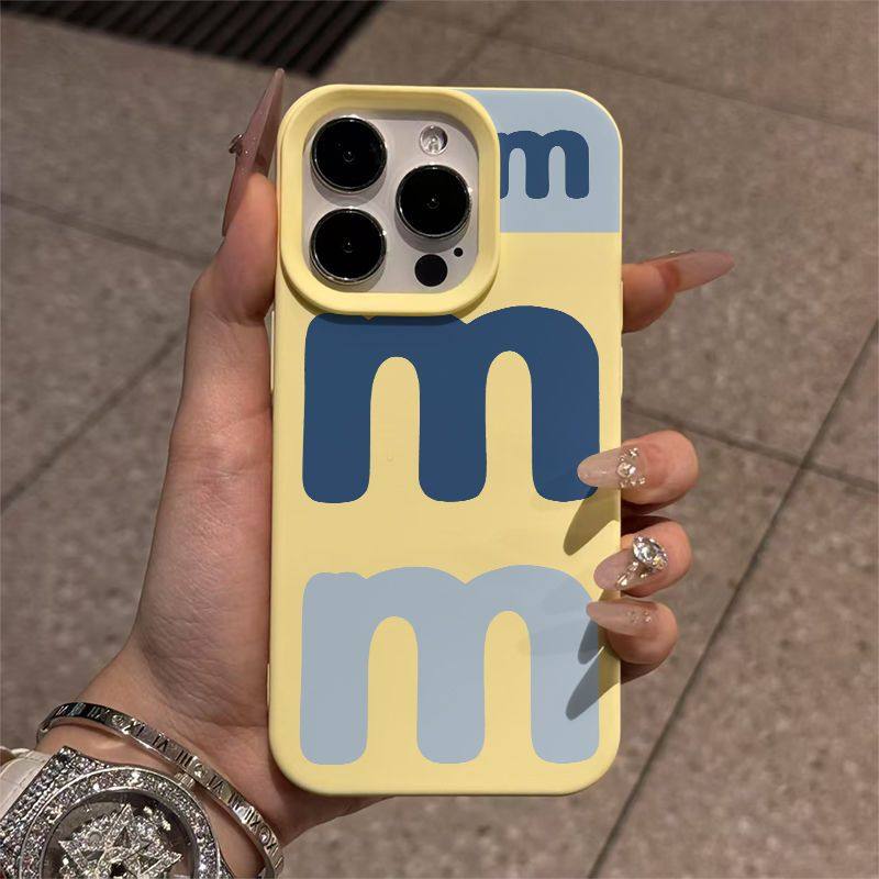 蓝调字母M适用于苹果17pro华为MATE70手机壳荣耀300可爱小米15OPPOfindx9红米k80VIVOs20肤感大孔IQOOneo10