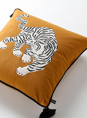 百澜家居CS006姜黄色贴布虎刺绣抱枕套客厅沙发靠垫腰枕床头靠枕