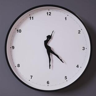 客厅创意舞蹈钟表摆件高级感现代简约跳舞挂墙钟ins免打孔卧室钟