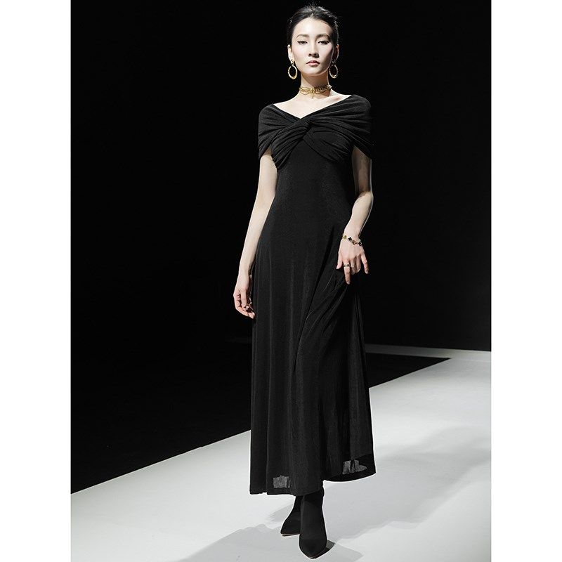 2025性感度假礼服连衣裙女春季新款法式高级感气质显瘦长款小黑裙