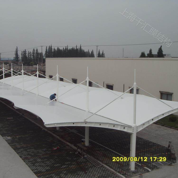 热销膜结构双开停车棚景观张拉膜汽车篷遮阳雨蓬价格优惠