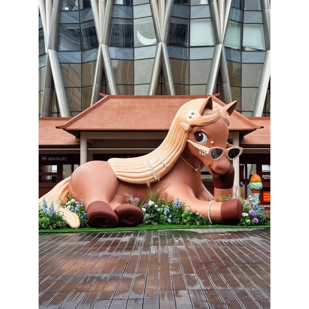 玻璃钢卡通雕塑定制厂家门头人物ip公仔户外大型商场吉祥物摆件