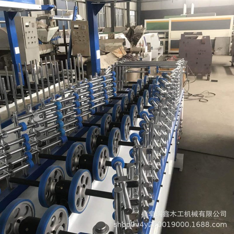 竹木纤维集成墙板覆膜机线条包覆机宽护墙板包覆机
