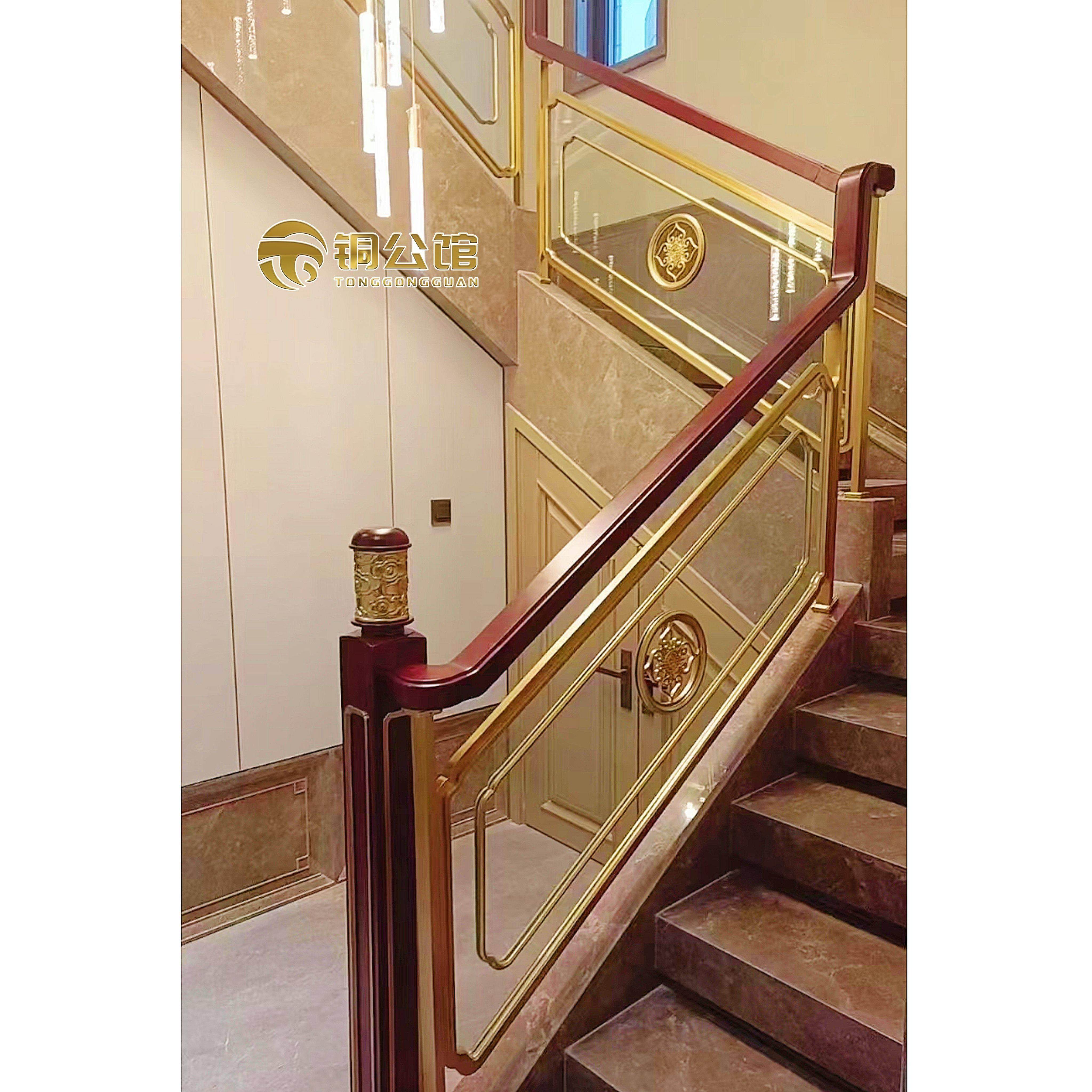 别墅楼梯扶手轻奢护栏现代简约铝镁合金立柱高档室内别墅实木栏杆