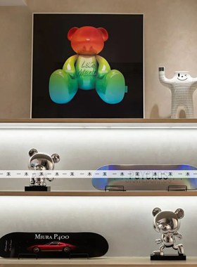 现代样板间儿童房潮玩软装摆件男孩房层架滑板电镀熊装饰画摆设