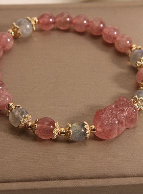 招桃花草莓晶貔貅手链女ins小众设计招财M转运水晶手串送闺蜜礼物