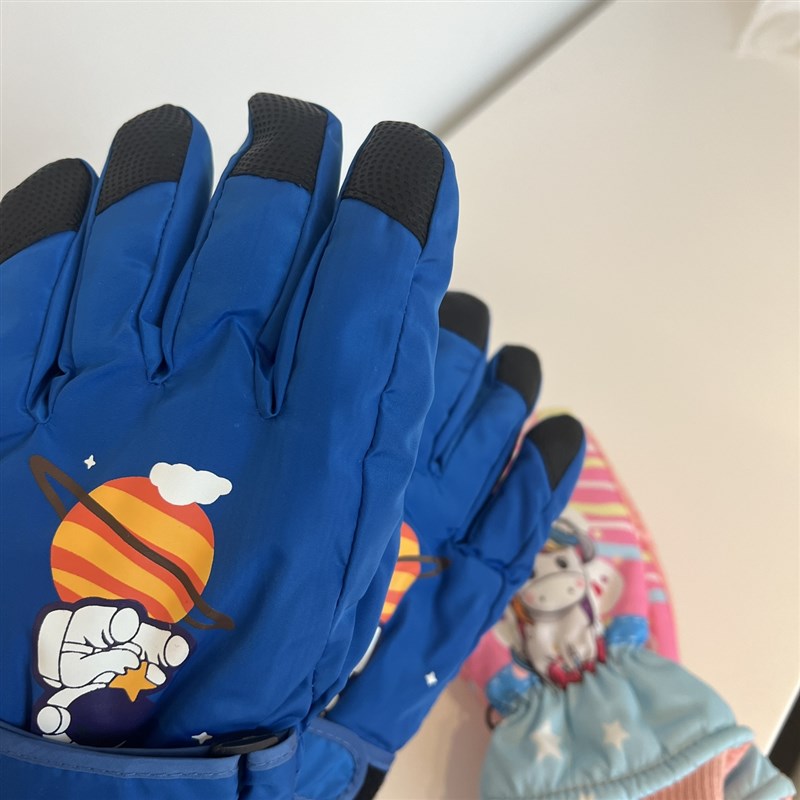 儿童手套冬季男童手指套保暖防风五指手套女童玩雪中大童滑雪手套