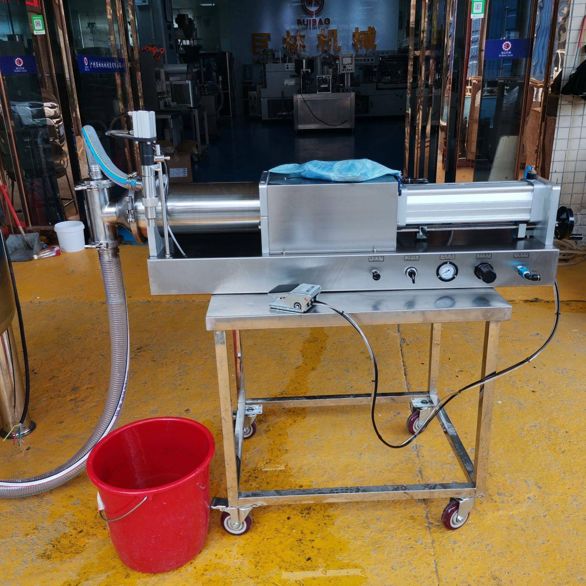 椰子水定量灌装机去污剂清洗剂灌装机小型液体自动分装机