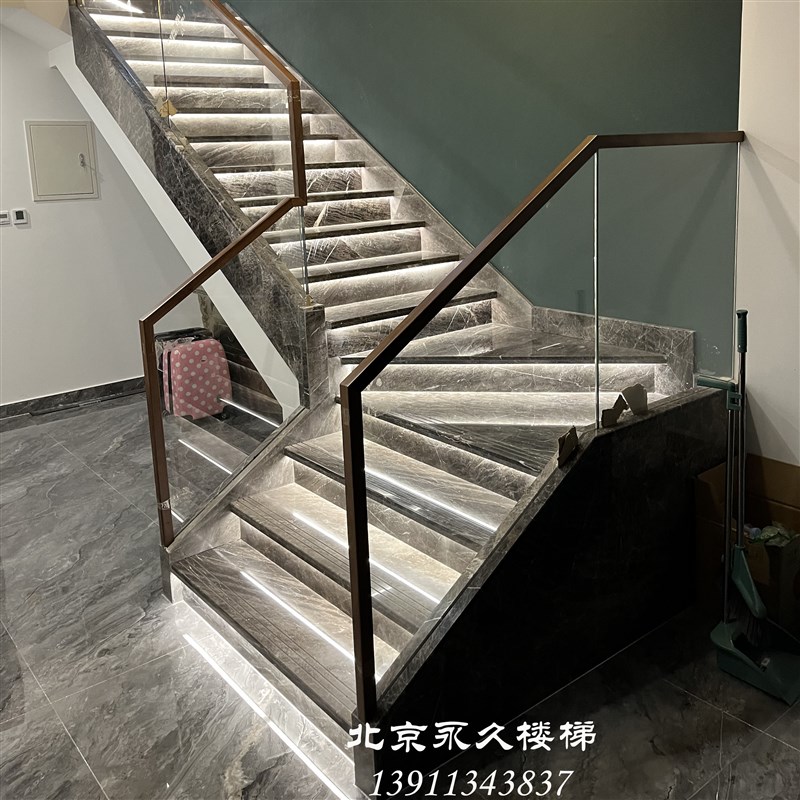 北京玻璃楼梯实木楼梯别墅复式室内网红楼梯钢R化玻璃扶手定制灯
