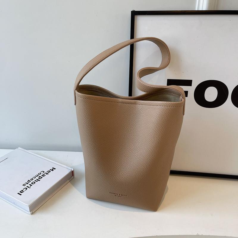 推荐腋下时尚百搭水桶包女