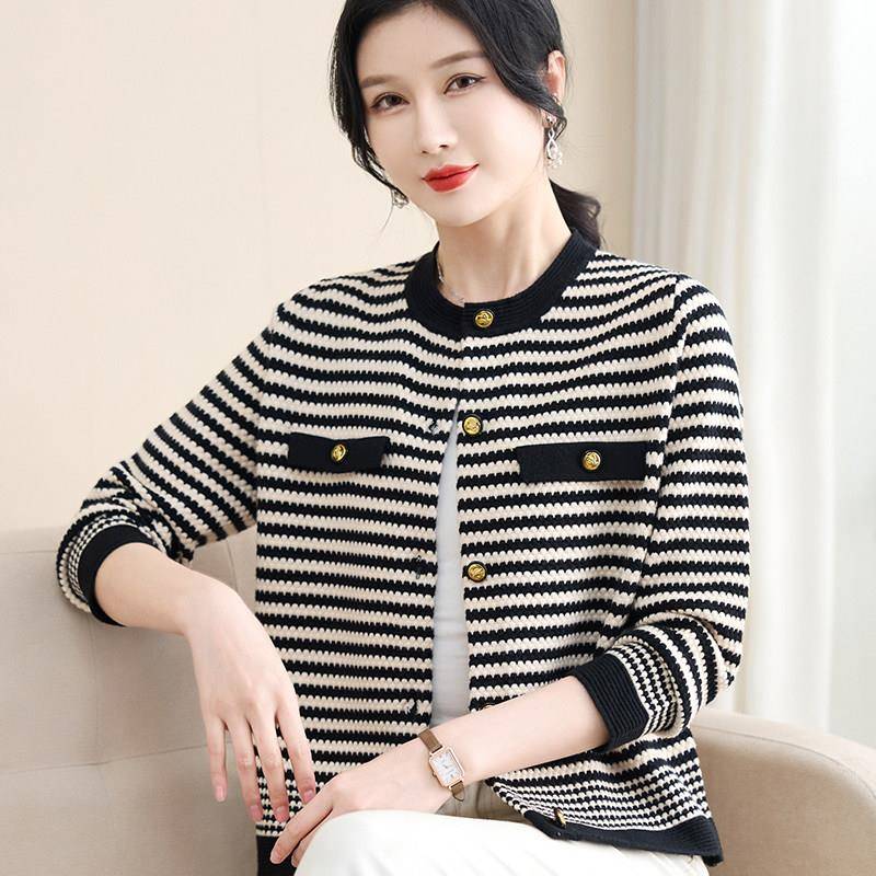极速新款妈妈春季新款条纹40岁50短款中老年人毛衣外套女宽松针织