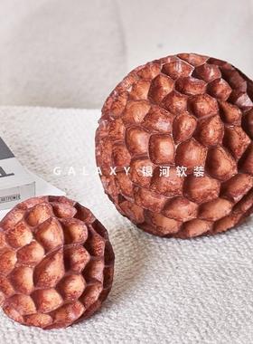 新品创意侘寂风红色树脂蜂