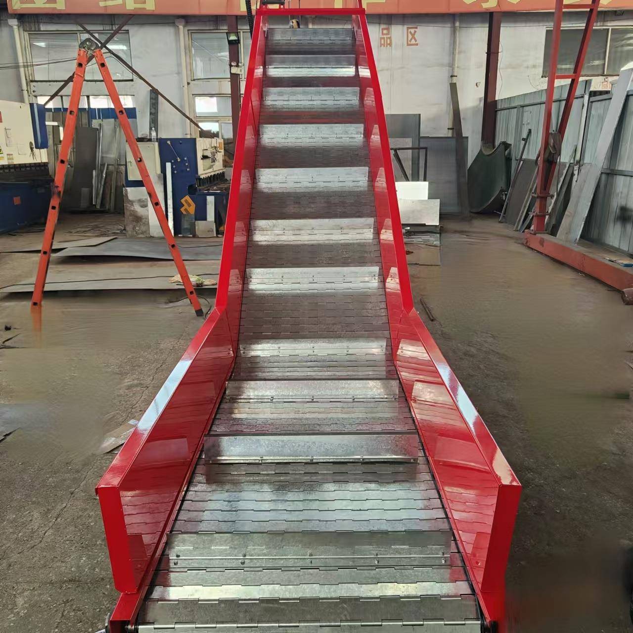 提升上料机链板爬坡提升机带挡板上料传送带工业用重载爬坡输送机