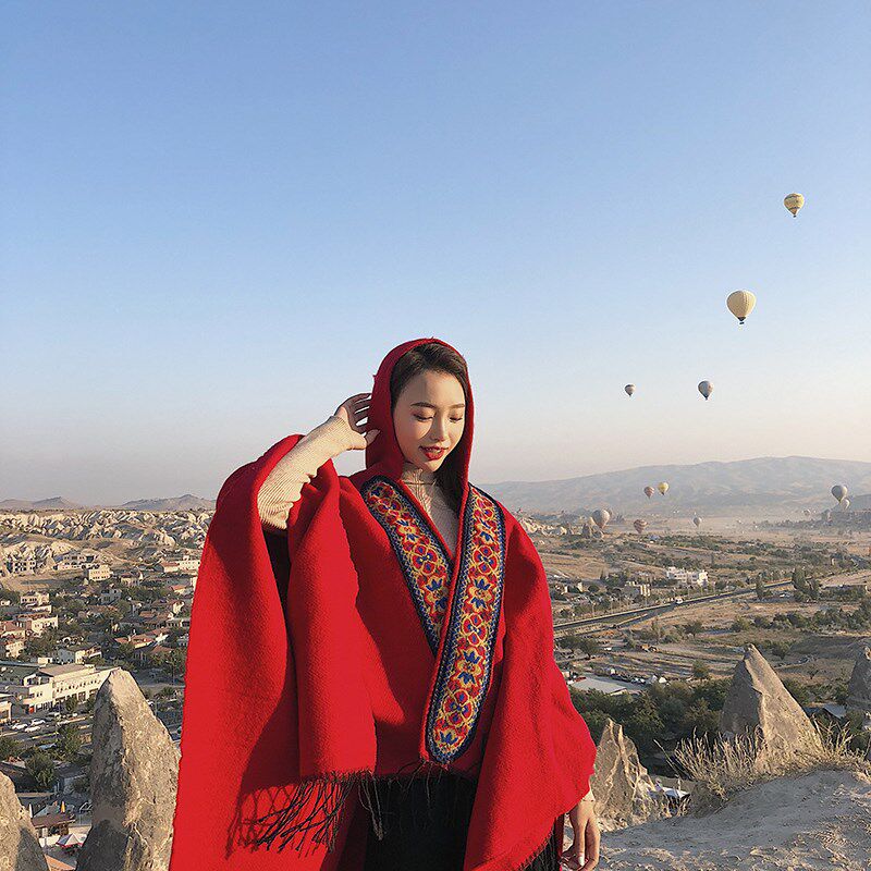 青海西藏云南旅游拍照民族v风开叉披肩女秋K冬连帽超大红色斗篷披