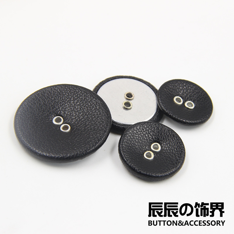 黑色纽扣扣子圆形包皮两眼毛衣大衣风衣西装外套衣服装饰辅料皮扣