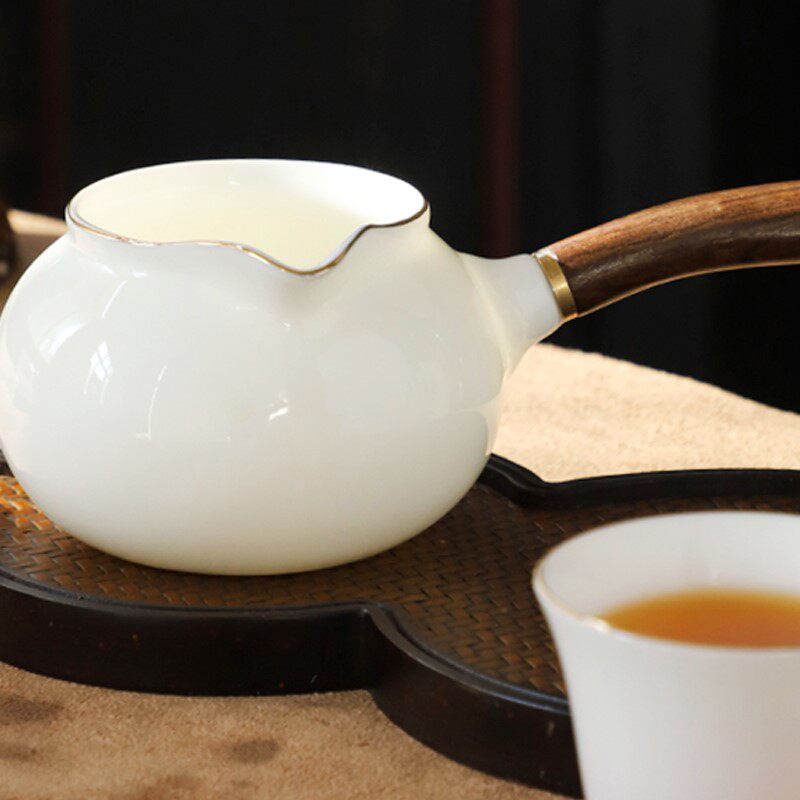 羊脂玉白瓷金边实木侧把公道杯家用陶瓷茶海客厅办公室防烫分茶器
