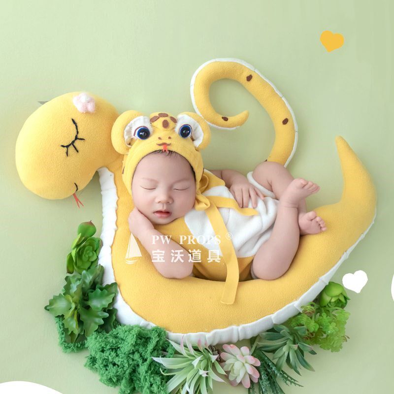 新生的儿拍照道具满月婴儿摄影蛇玩偶影楼蛇年宝宝卡通公仔新款