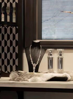 现代轻奢样板间衣帽间女士化妆台摆件样品屋展示中心软装饰品组合