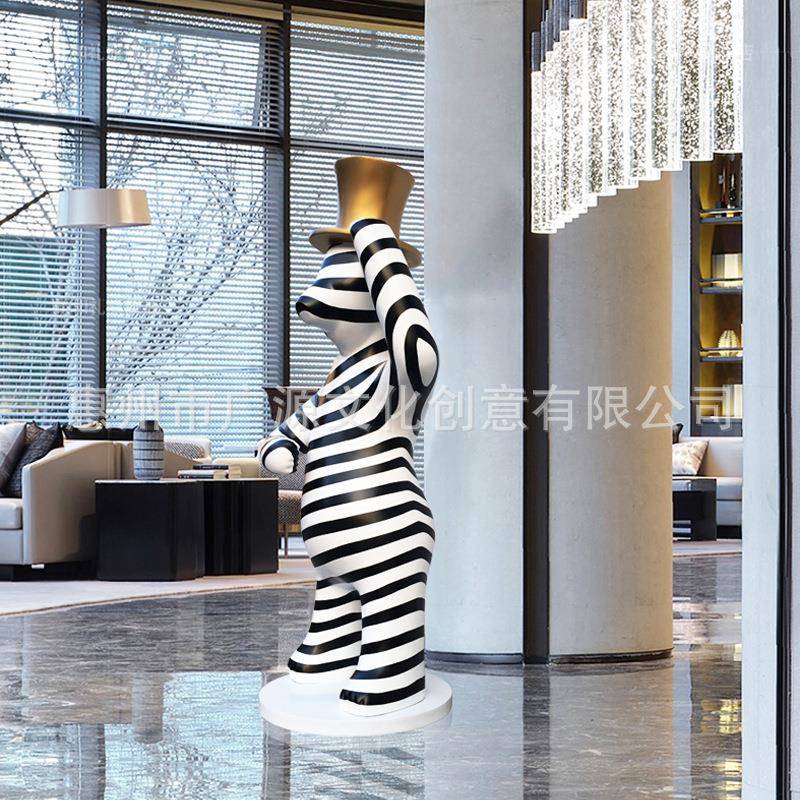 网红暴力熊大摆件玻璃钢卡通条纹礼貌熊雕塑酒店商场落地软装饰品