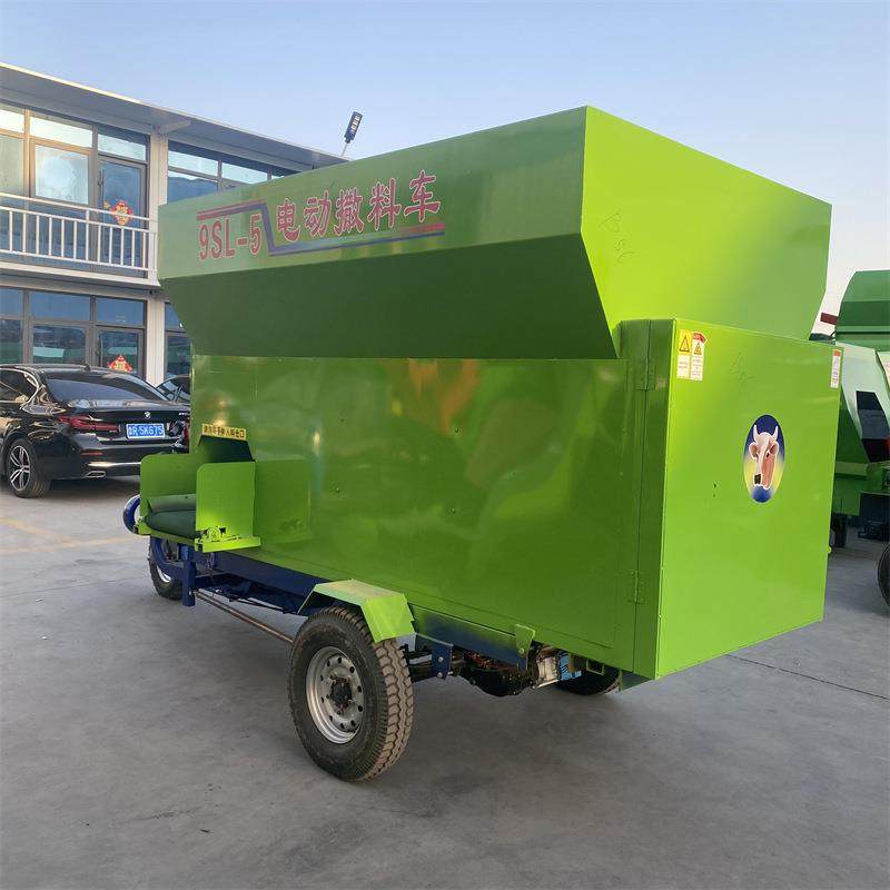 自动饲料撒料车操作简便撒料均匀大幅度提升畜牧场运营效率