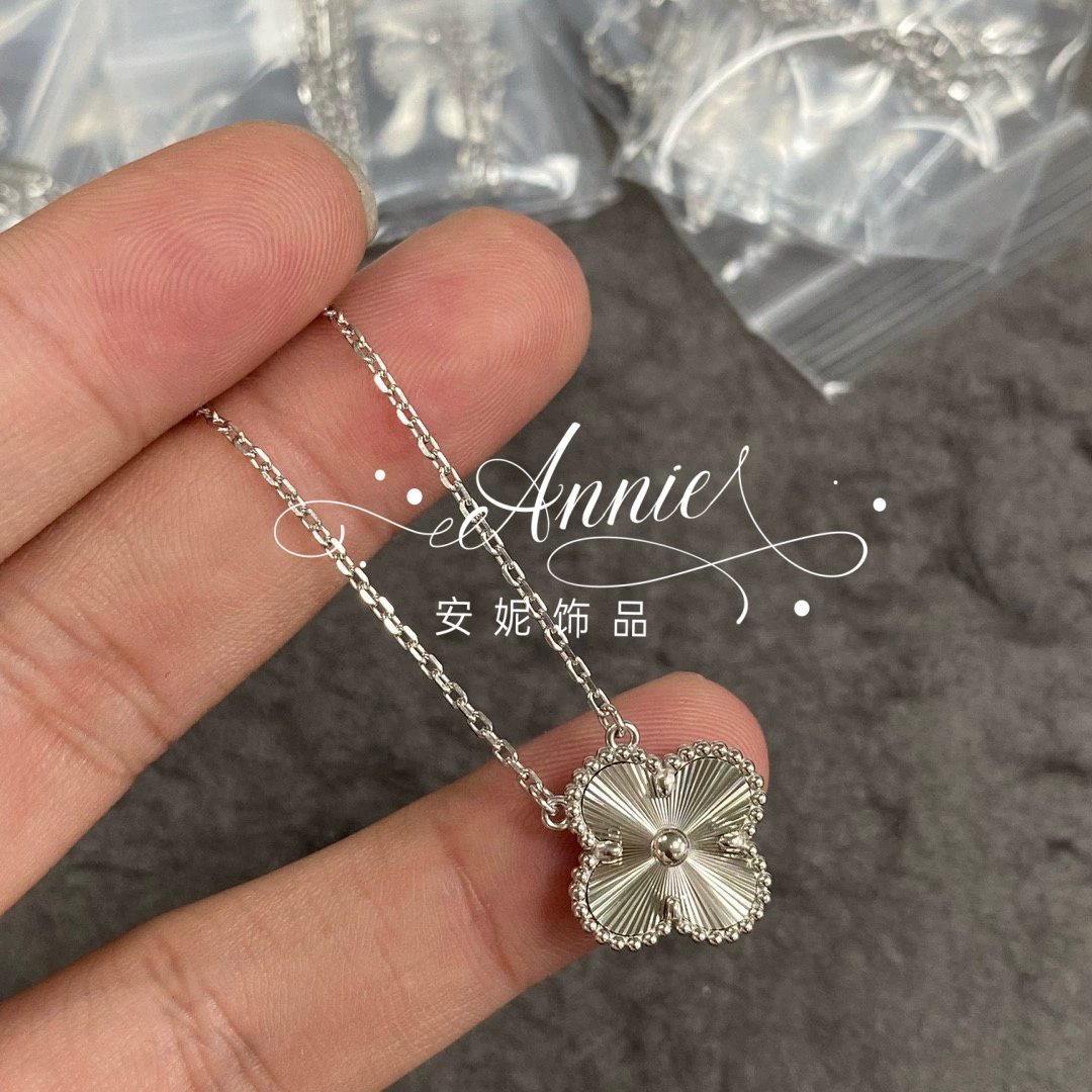 四叶草项链女款镀18k白镭射紫玉髓粉钻红色蓝满钻吊坠轻奢高级感