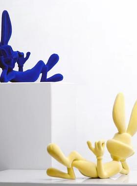 克莱因蓝兔八哥轻奢现代感创意植绒卡通兔子装饰品野兽派家居摆件