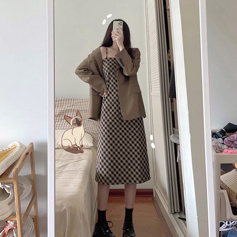 春季搭配一整套女微胖显瘦两件套装西装外套高级感格子吊带连衣裙