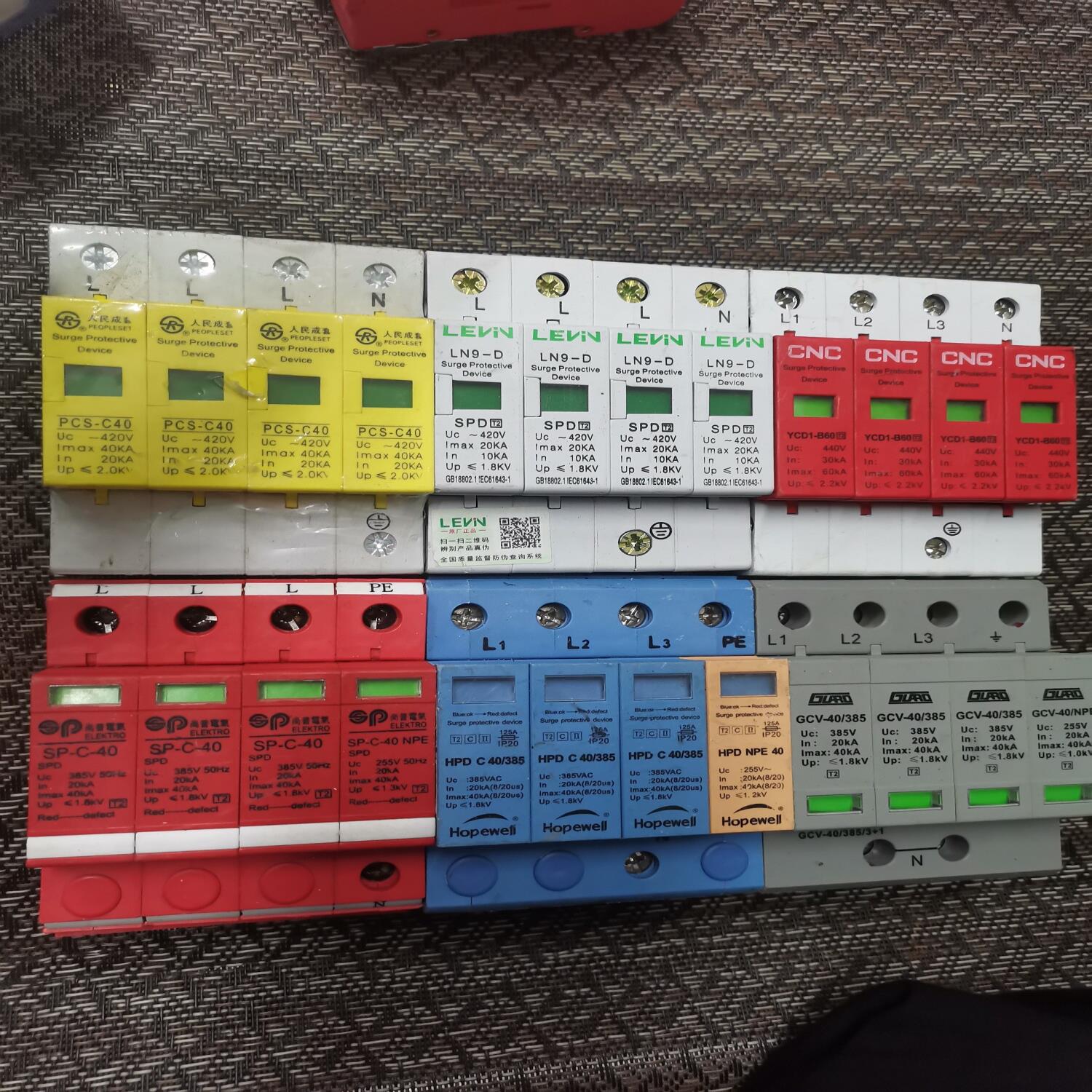 防雷浪涌保护器!