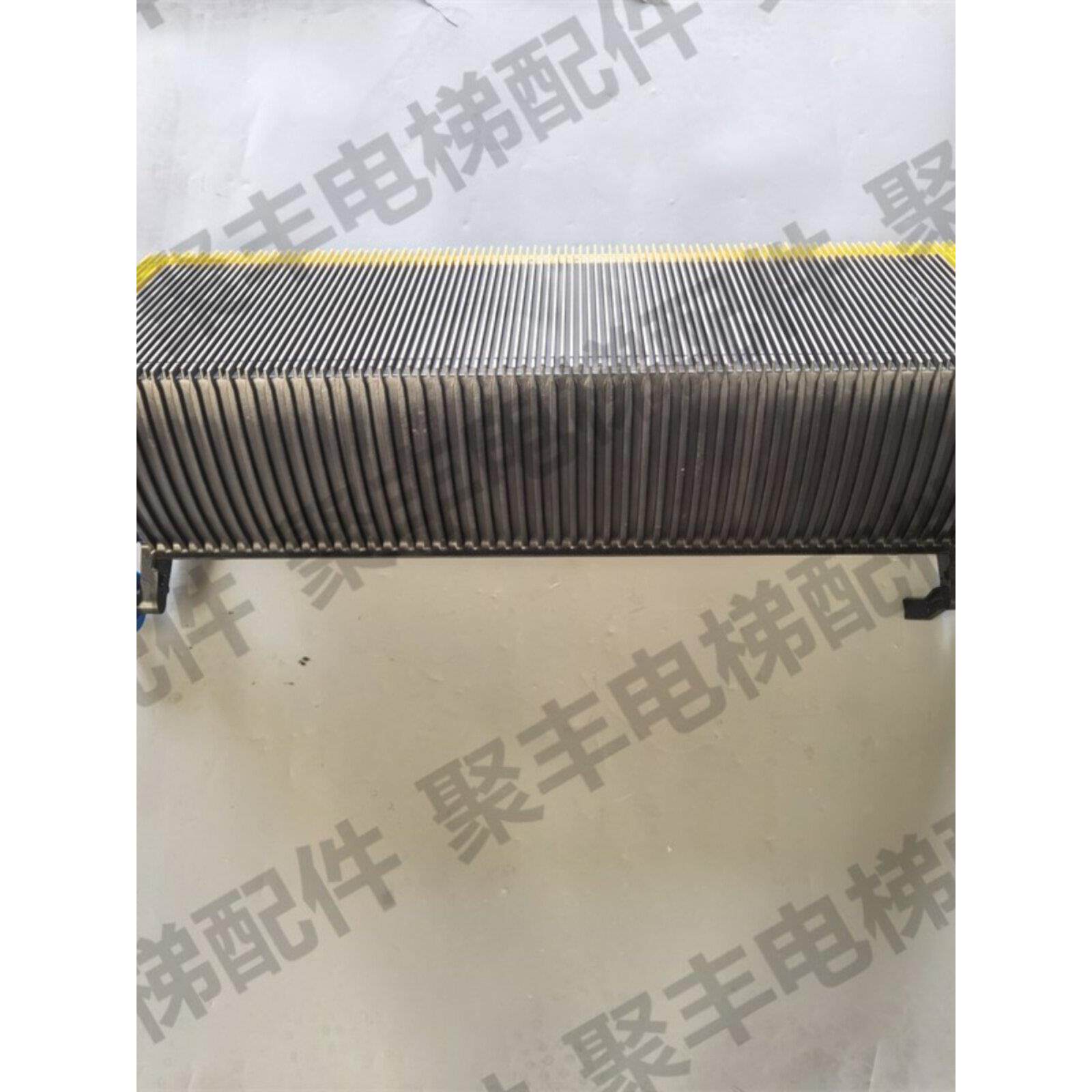自动扶梯梯级 弧面带边框 五面黄色边框 600 800 1000宽 梯级