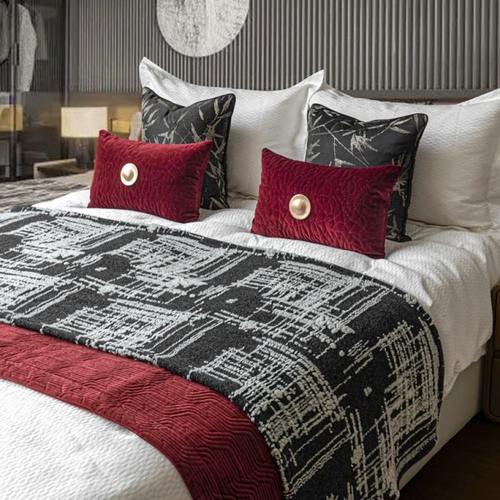 现代新中式红色绗棉床旗水墨竹叶抱枕样板间床品酒店床尾巾展厅