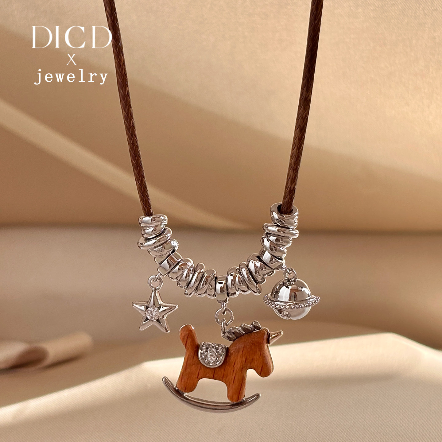 复古皮绳小马项链配饰女2026新款高级感秋冬木马本命年长款毛衣链,饰品/流行首饰/时尚饰品新,项链,淘宝优惠券,粉丝福利购,淘宝优惠卷