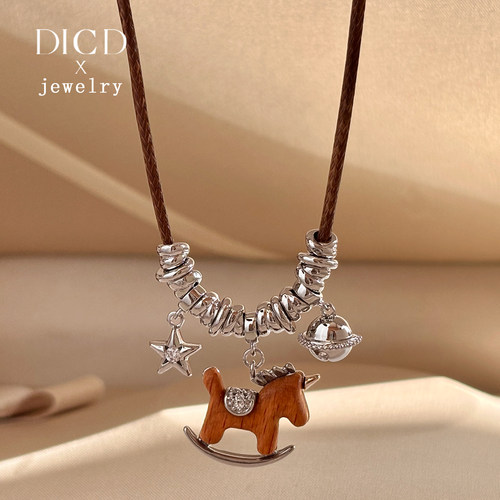 复古皮绳小马项链女2025新款