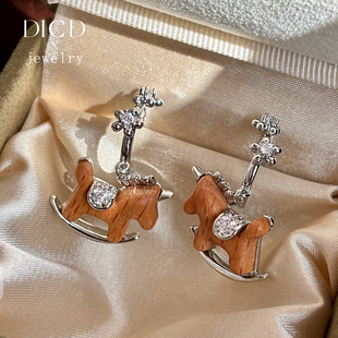 独特漂亮纯银针小马耳环女2026新款爆款高级感秋冬耳钉本命年耳饰