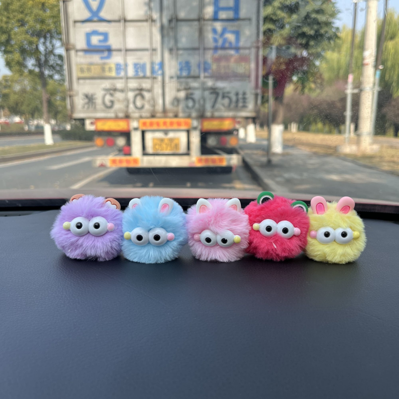 车载摆件创意煤球可爱玩偶汽车中控台车内怪兽毛球车上装饰饰品