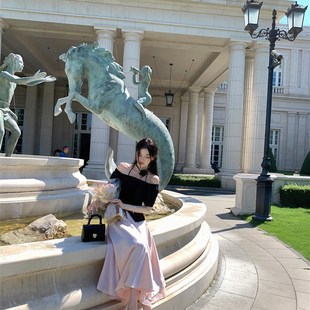 YYW汪澜的妹妹  韩剧女主~黑色廓形露肩上衣粉色缎面半身裙套装