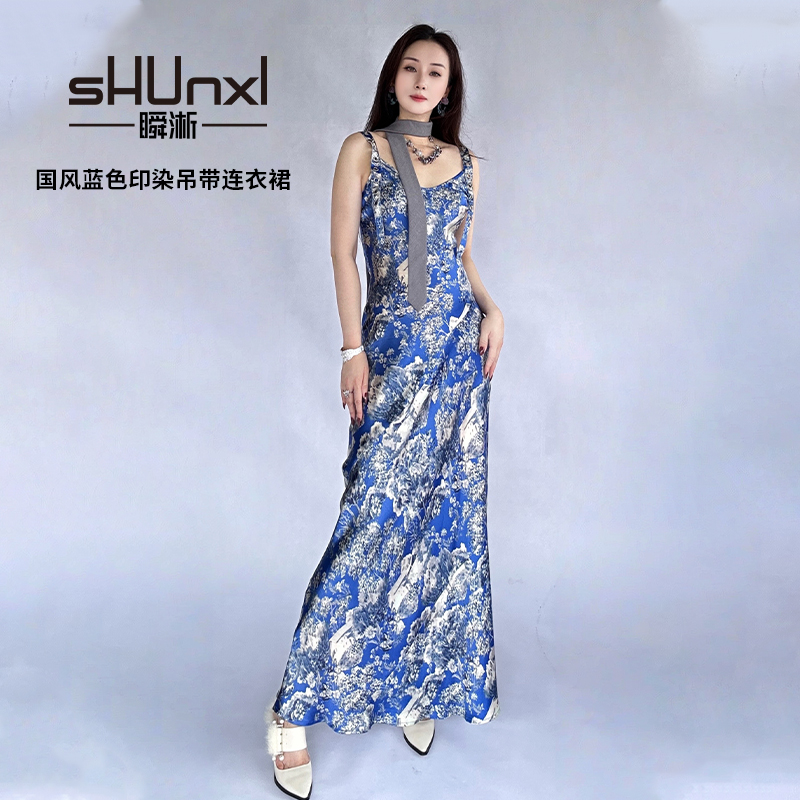 瞬淅吊带连衣裙高级感气质收腰