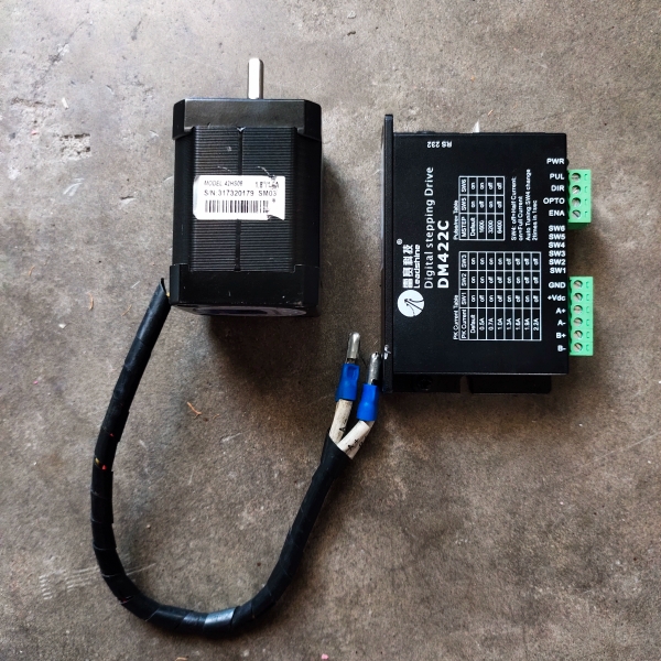 雷赛步进套装。驱动器DM422C。电机42HS08。实图拍摄