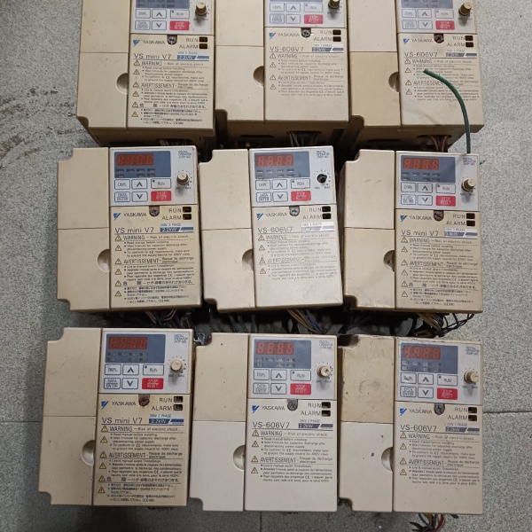 安川变频器ⅤS一606V7   V7AT22P2   2.2