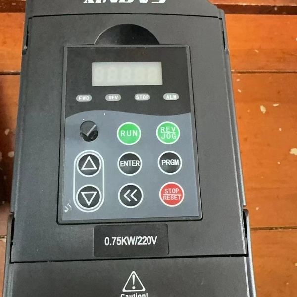 英捷思变频器一台.型号，Y500-Y0007M1,实物拍摄成【议价】